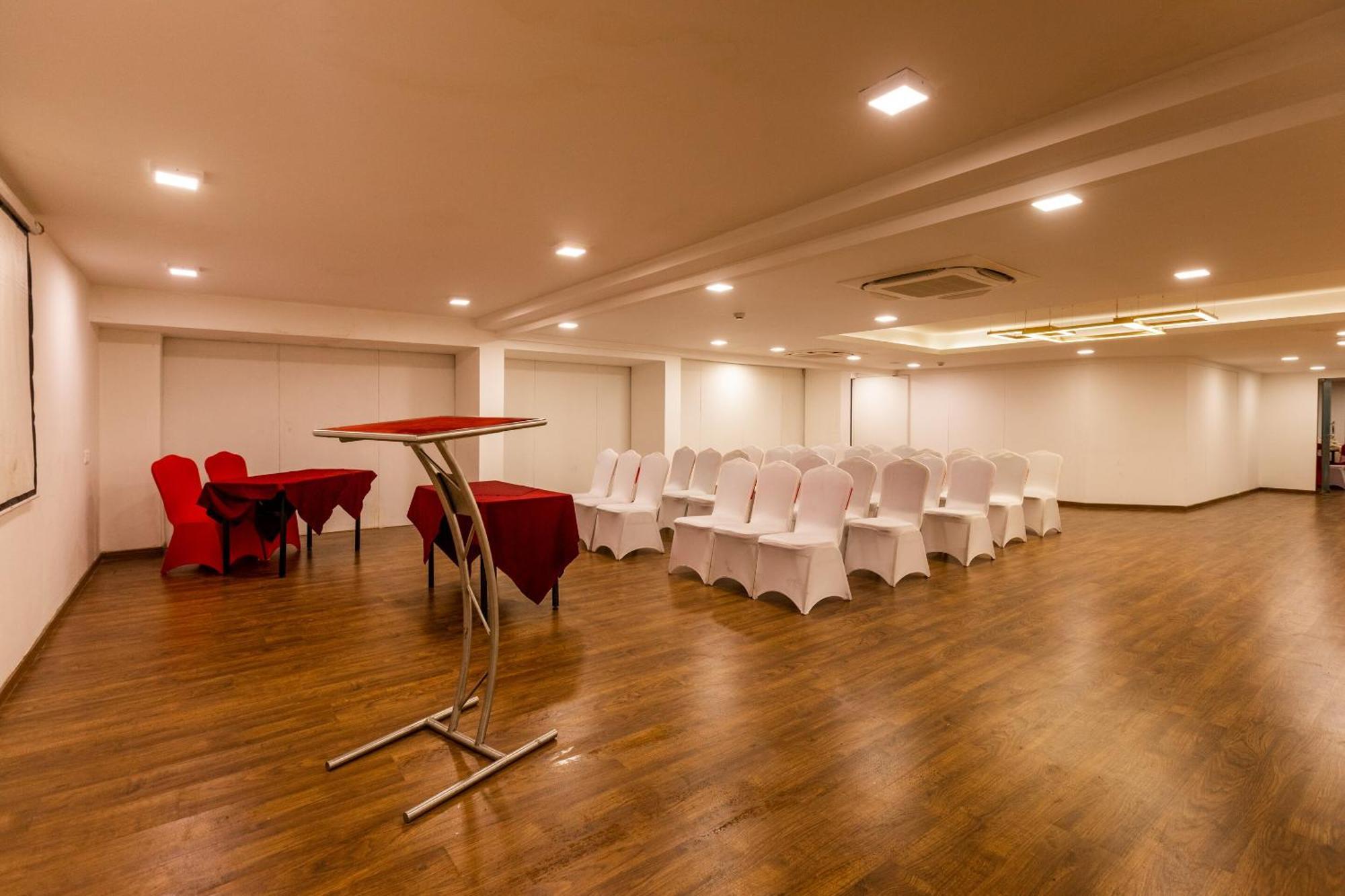 Hotel Clubhouse Nami Residency, Ahmadabad Zewnętrze zdjęcie