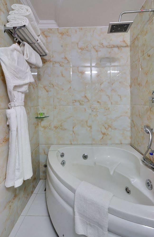 Hotel Clubhouse Nami Residency, Ahmadabad Zewnętrze zdjęcie